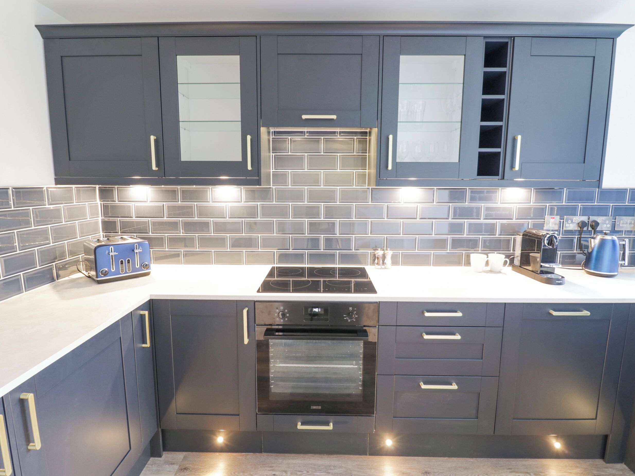 Lemari es, mesin pencuci piring, dan peralatan masak/sendok-piring