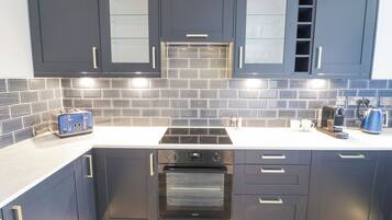 Lemari es, mesin pencuci piring, dan peralatan masak/sendok-piring