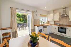 Jääkaappi, vedenkeitin, leivänpaahdin