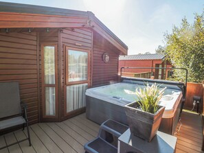Outdoor spa tub - Acorn Lodge (Morpeth)