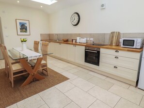 Cottage | Private kitchen | Fridge, dishwasher, electric kettle, toaster