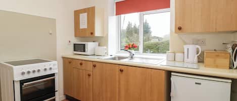 Refrigerador, tetera eléctrica, tostadora y utensilios de cocina