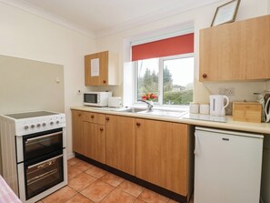 Fridge, electric kettle, toaster, cookware/dishes/utensils - Blorenge (Abergavenny)