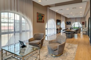 Interior - 1 Mi to St Michael's Medical Ctr: Great for Nurses (Newark)