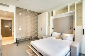 Interior - 1 Mi to St Michael's Medical Ctr: Great for Nurses (Newark)