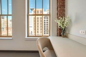 Interior - 1 Mi to St Michael's Medical Ctr: Great for Nurses (Newark)