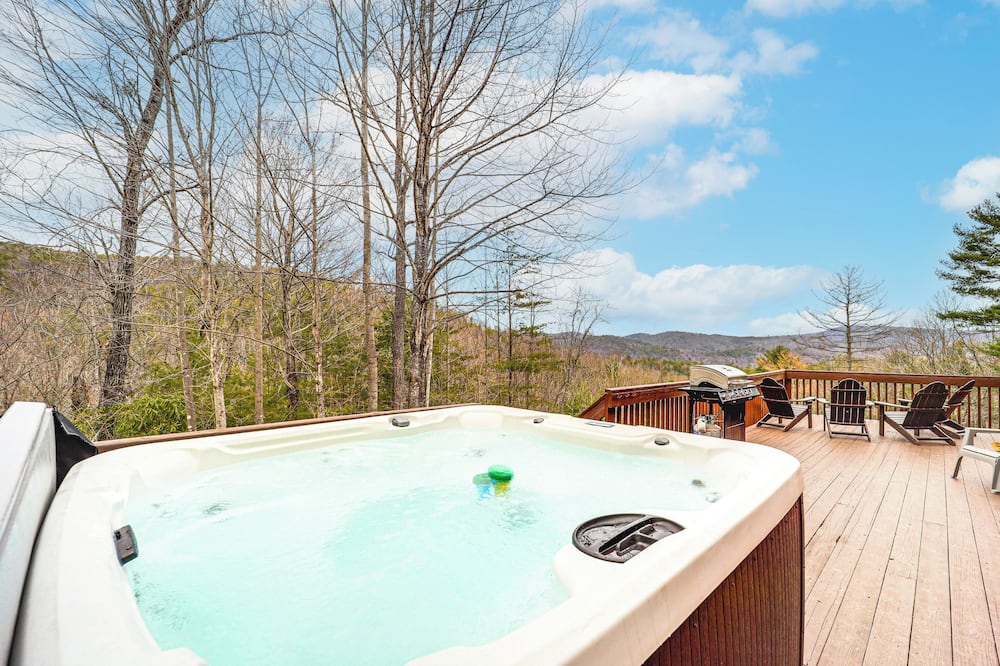 Pet-friendly Cabin w/ Hot Tub in North Carolina! - Wilbar, NC