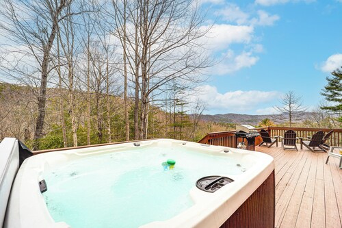 Pet-friendly Cabin w/ Hot Tub in North Carolina!
