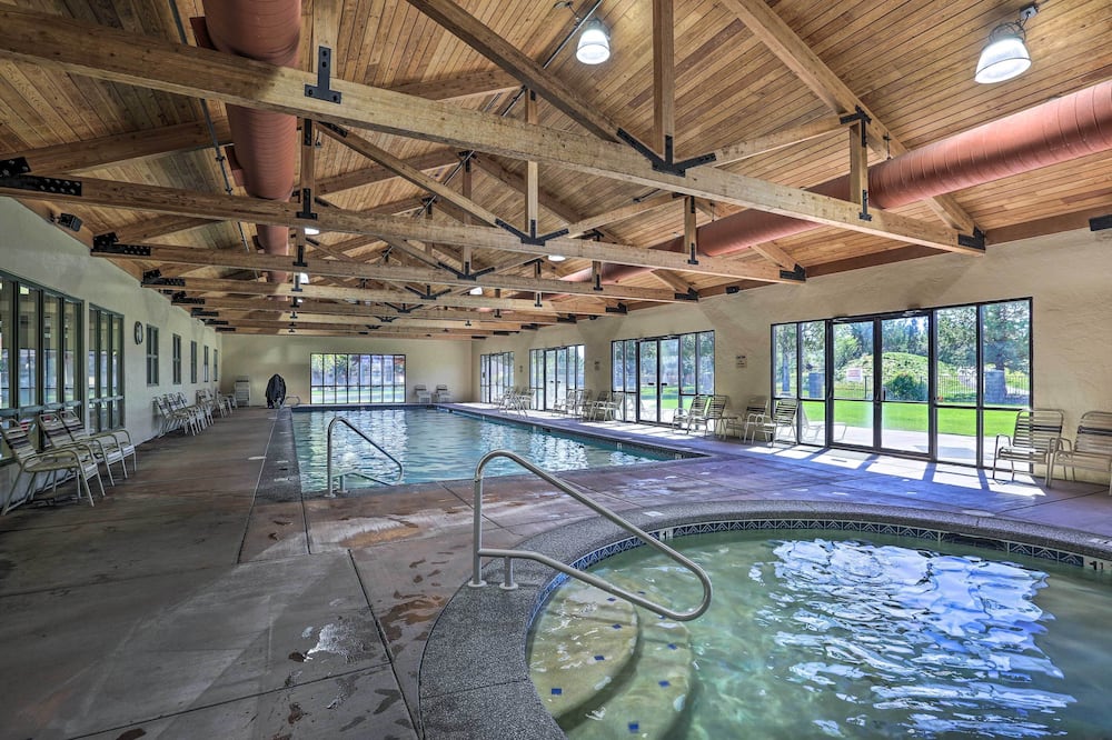 Hot Tub at Townhome on 8th Green in Redmond - Metolius River, OR