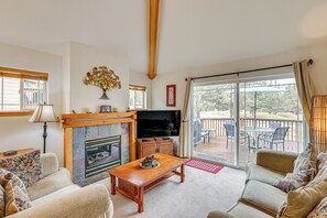 Apartment (3 Bedrooms) | Interior - Hot Tub at Townhome on 8th Green in Redmond (Redmond)