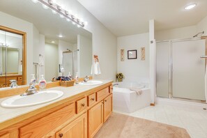 Interior - Hot Tub at Townhome on 8th Green in Redmond (Redmond)