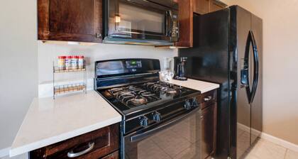 3 Mi to Dtwn Denton: Getaway w/ Furnished Patio!