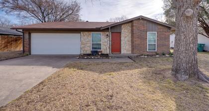 3 Mi to Dtwn Denton: Getaway w/ Furnished Patio!