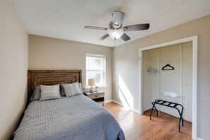 Interior - 3 Mi to Dtwn Denton: Getaway w/ Furnished Patio! (Denton)