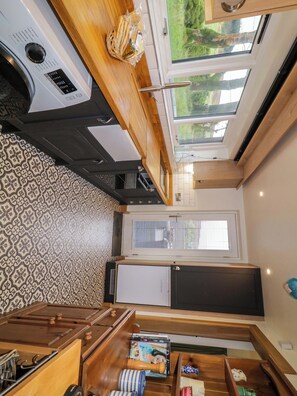 Lemari es, ketel listrik, dan pemanggang roti