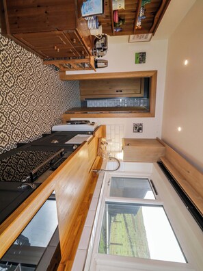 Fridge, electric kettle, toaster, cookware/dishes/utensils - The Croft (Ballymena)