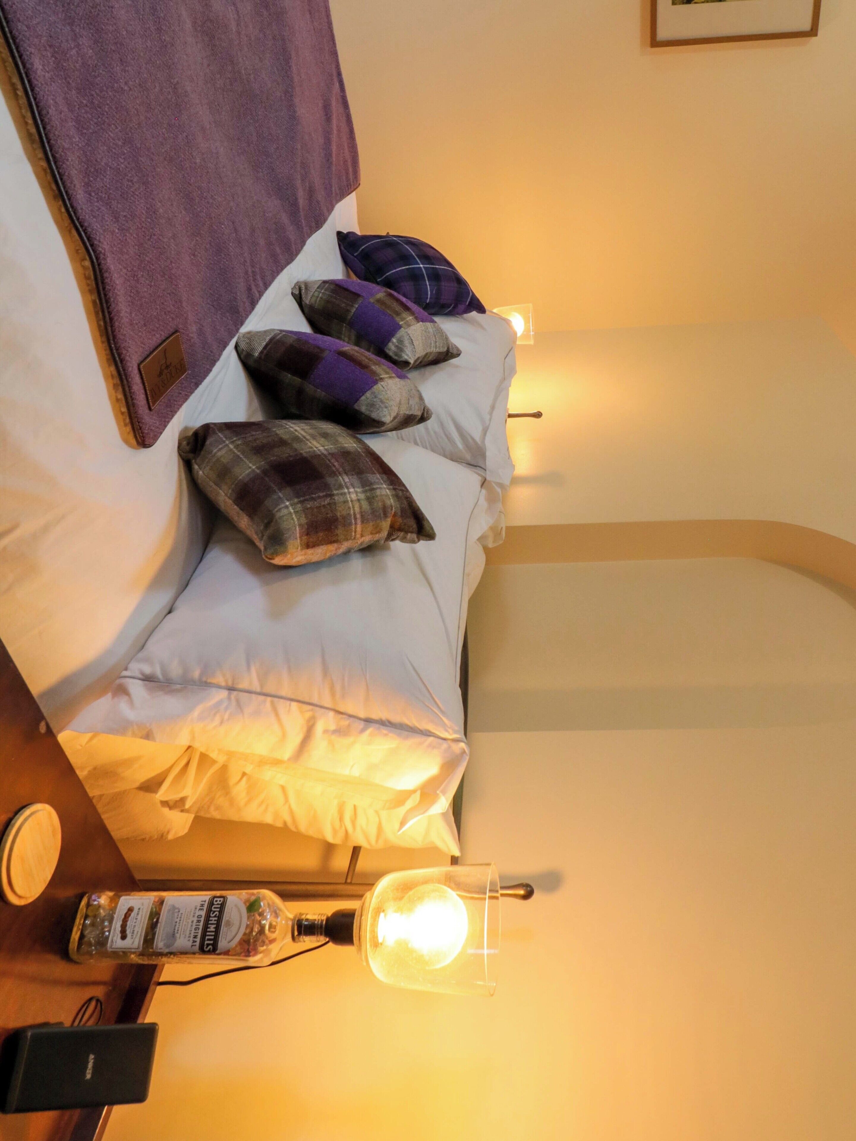 1 kamar tidur dan didekorasi berbeda-beda