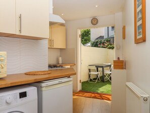 Fridge, dishwasher, electric kettle, toaster - The Old Greengrocers (Teignmouth)