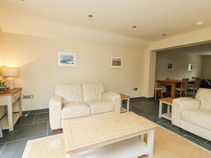 Living area - Beachway (Newport)