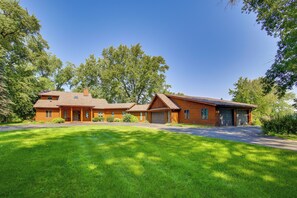 House (4 Bedrooms) | Interior - Lake Winnebago Family Retreat: Dock & Deck! (Menasha)