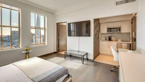 Espacio para trabajar con un portátil y ropa de cama
