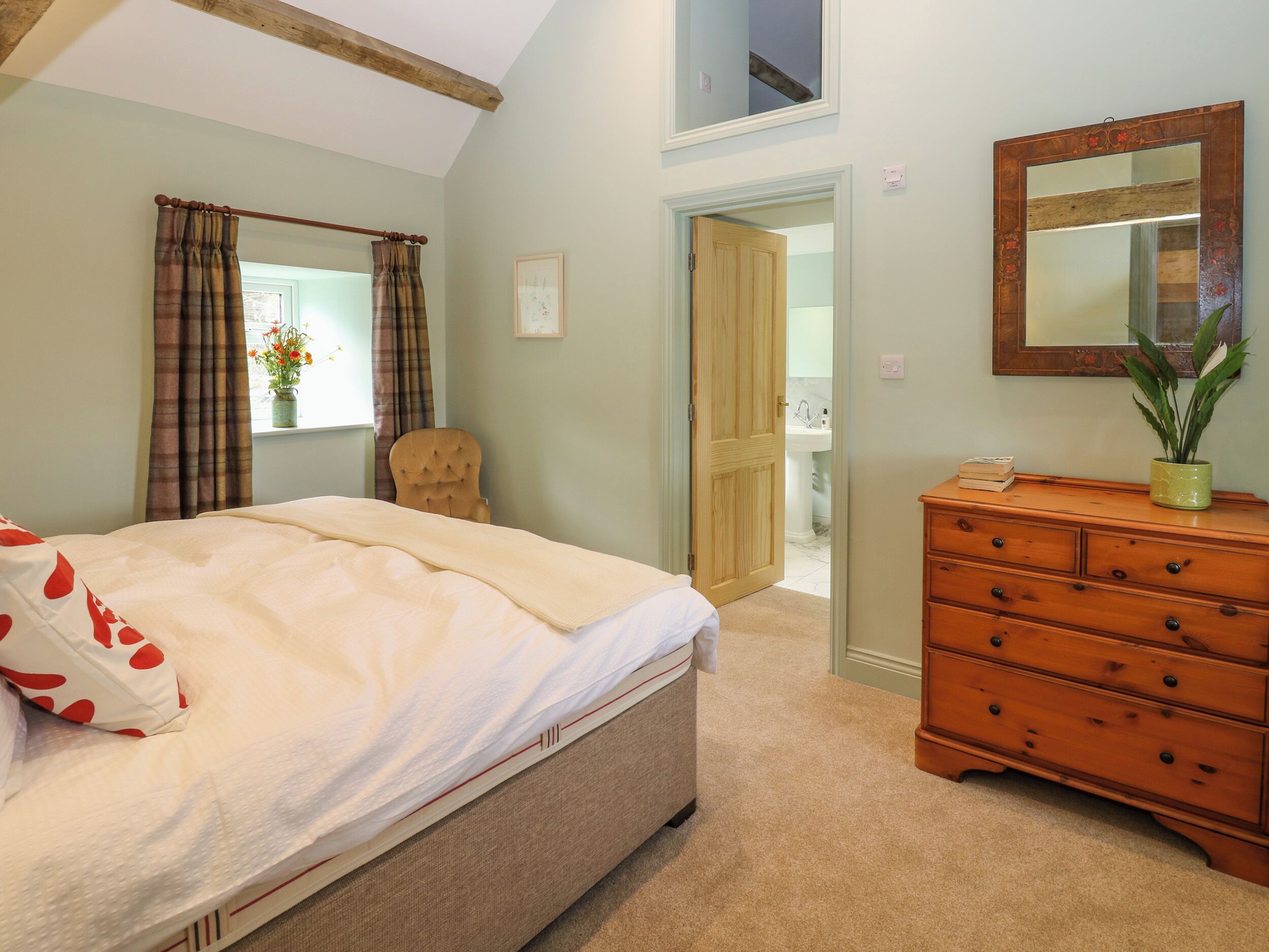 3 bedrooms, individually decorated, individually furnished, free WiFi
