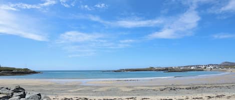 Una playa cerca