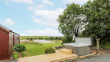 Cottage | Outdoor spa tub