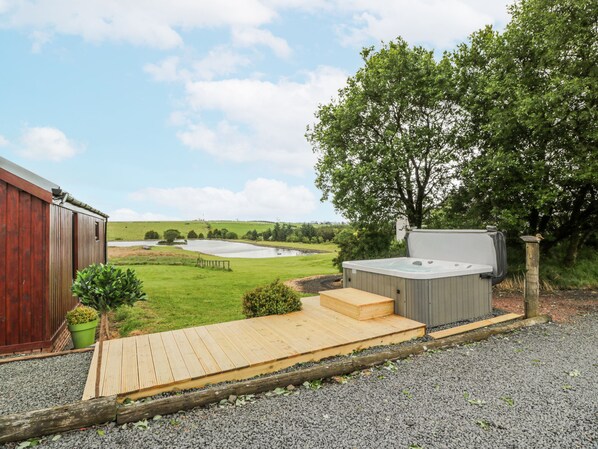 Cottage | Outdoor spa tub - Mallard Lodge (Galston)
