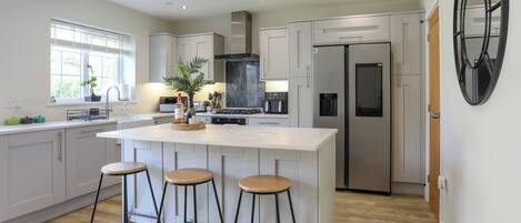 Refrigerador, tetera eléctrica, tostadora y utensilios de cocina