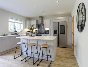 冷蔵庫、電気ポット、トースター、調理器具と食器