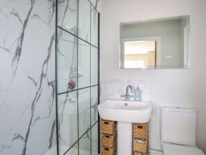Shower - Iscoed (Llangefni)