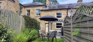 Outdoor dining - Courthouse Cottage (Sheffield)