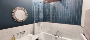 Shower, hair dryer - Courthouse Cottage (Sheffield)