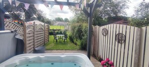 Outdoor spa tub - Courthouse Cottage (Sheffield)