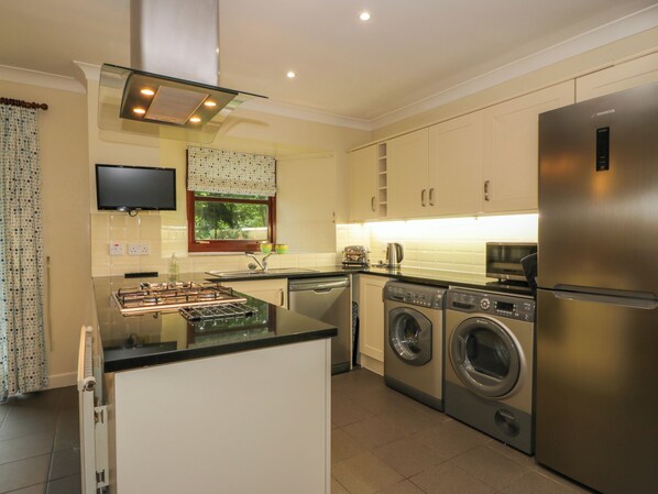 ثلاجة، غسالة أطباق، غلّاية كهربائية، محمصة خبز