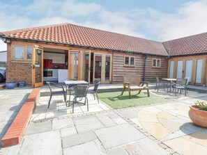 Outdoor dining - 3a Hideaways (Hunstanton)