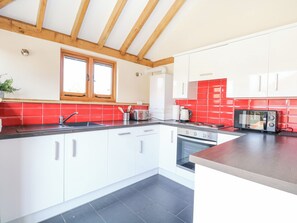 Kjøleskap, oppvaskmaskin, vannkoker og brødrister