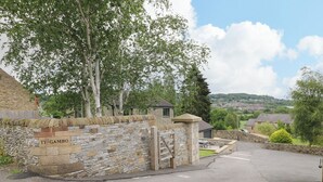 Un mur de pierres sur lequel est apposée une plaque portant l’inscription « TY-GAMBO ».