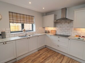 Dishwasher, electric kettle, toaster, cookware/dishes/utensils - The Feed Room (Thirsk)