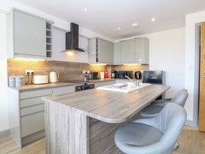 Lavavajillas, tetera eléctrica, tostadora y utensilios de cocina 