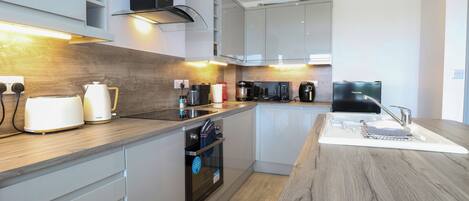 Dishwasher, electric kettle, toaster, cookware/dishes/utensils