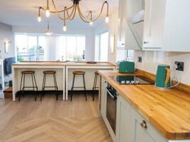 冰箱、洗碗机、电热水壶、烤面包机