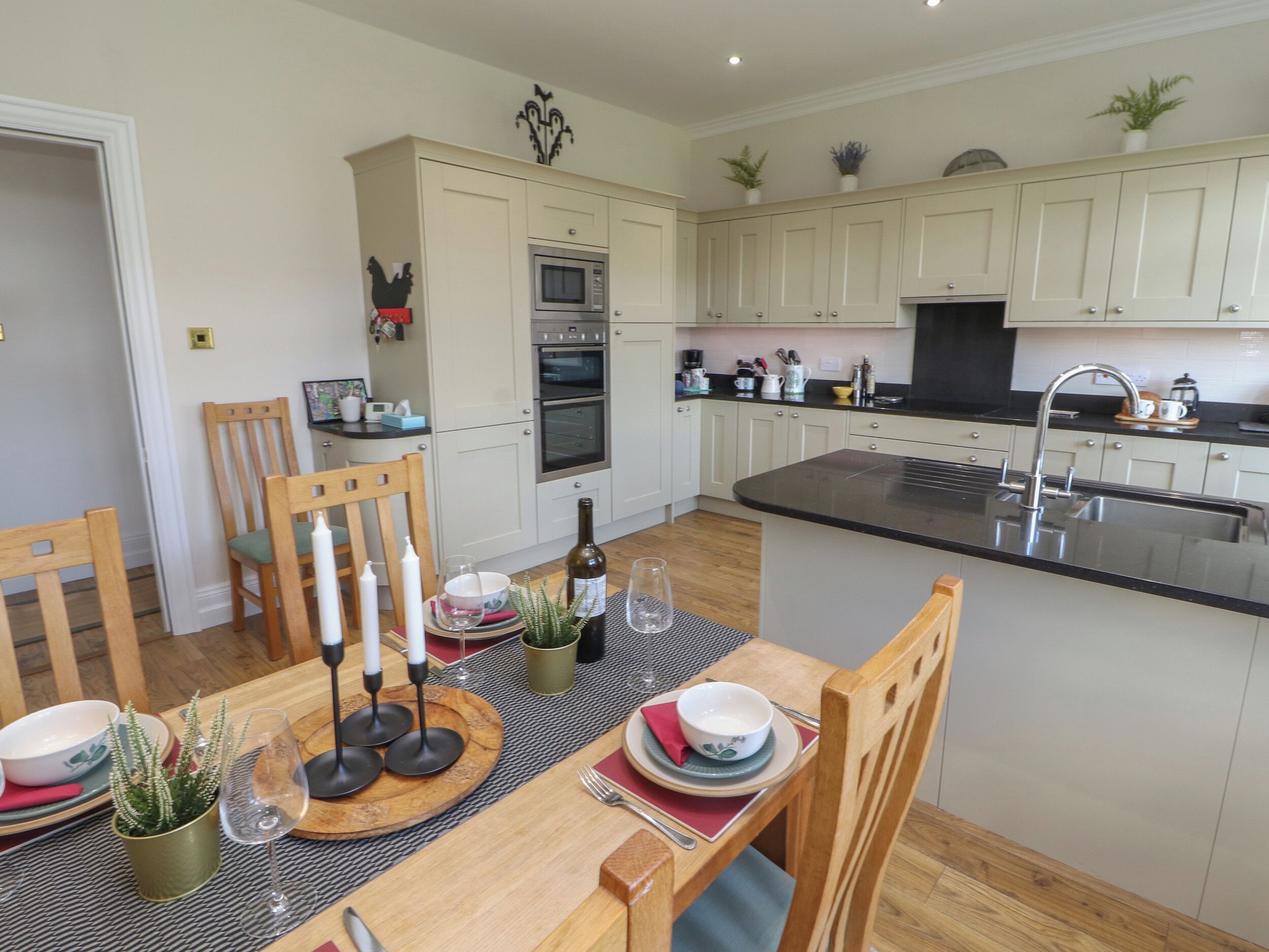 غسالة أطباق، غلّاية كهربائية، محمصة خبز، مستلزمات طهي/أطباق/أوعية