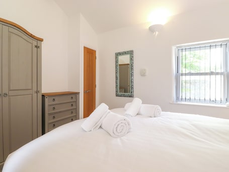 2 habitaciones, decoración personalizada y muebles diferentes