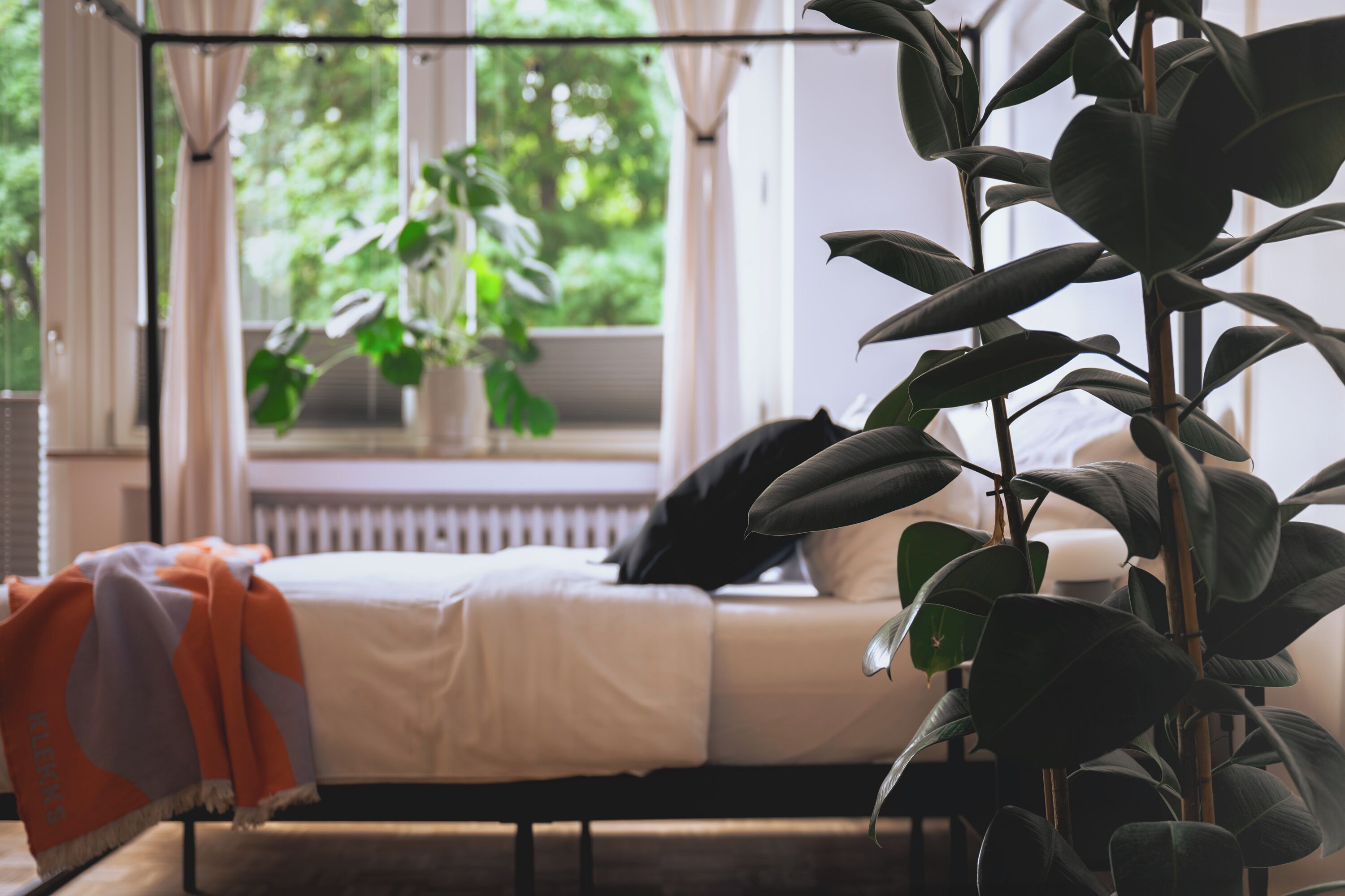 3 makuuhuonetta, työpöytä, silitysrauta/-lauta, vauvan matkasänky