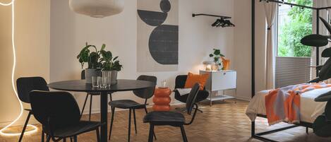 3 bedrooms, desk, iron/ironing board, travel crib