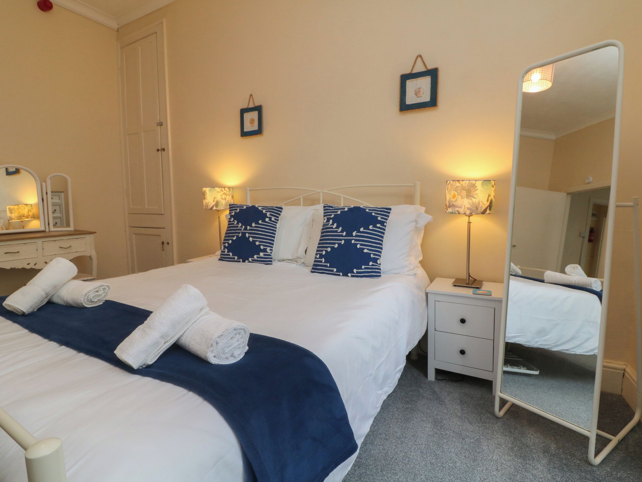 2 Schlafzimmer, individuell dekoriert, individuell eingerichtet