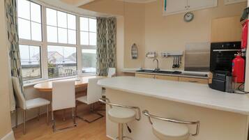 Kühlschrank, Geschirrspüler, Wasserkocher, Toaster