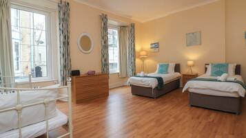 2 Schlafzimmer, individuell dekoriert, individuell eingerichtet